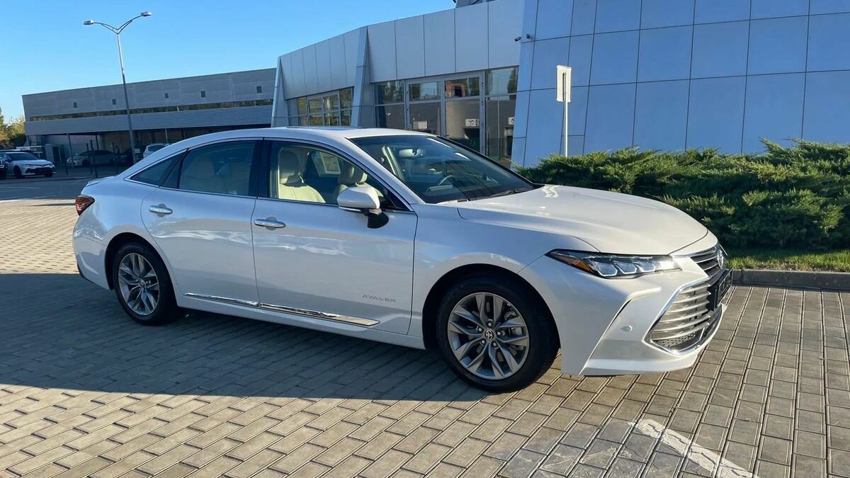 В России начались продажи ввозимых по  параллельному импорту седанов Toyota Avalon