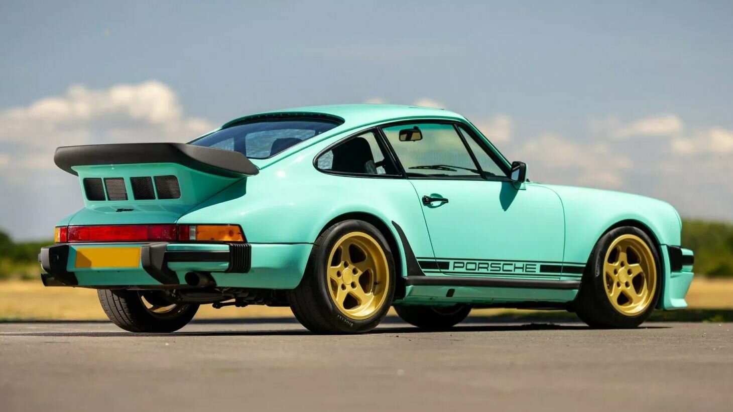 За Porsche 911 с формульным двигателем рассчитывают выручить больше 2 миллионов долларов