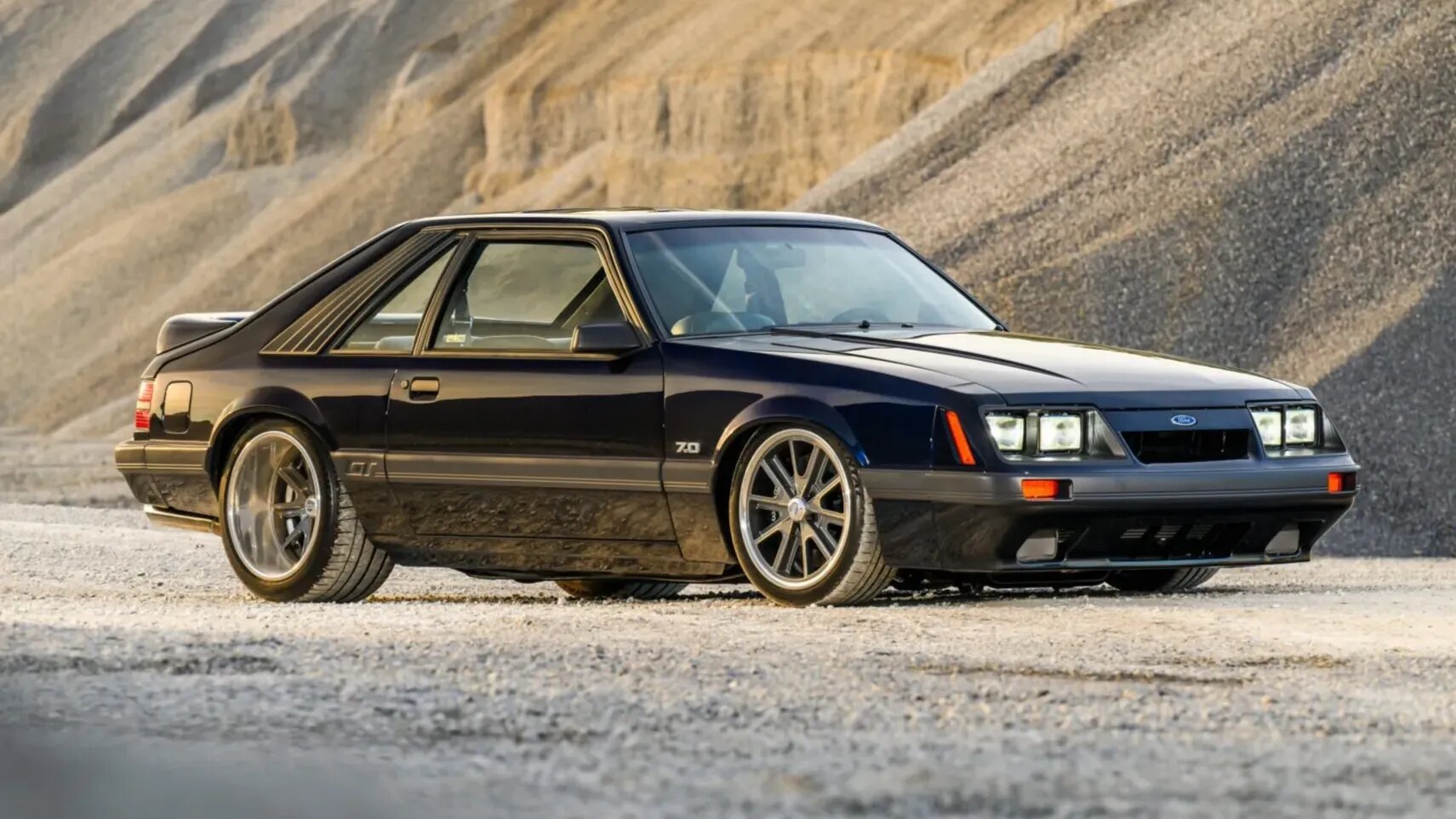 На аукционе за 77 тысяч долларов продан 800-сильный Ford Mustang из 1980-х