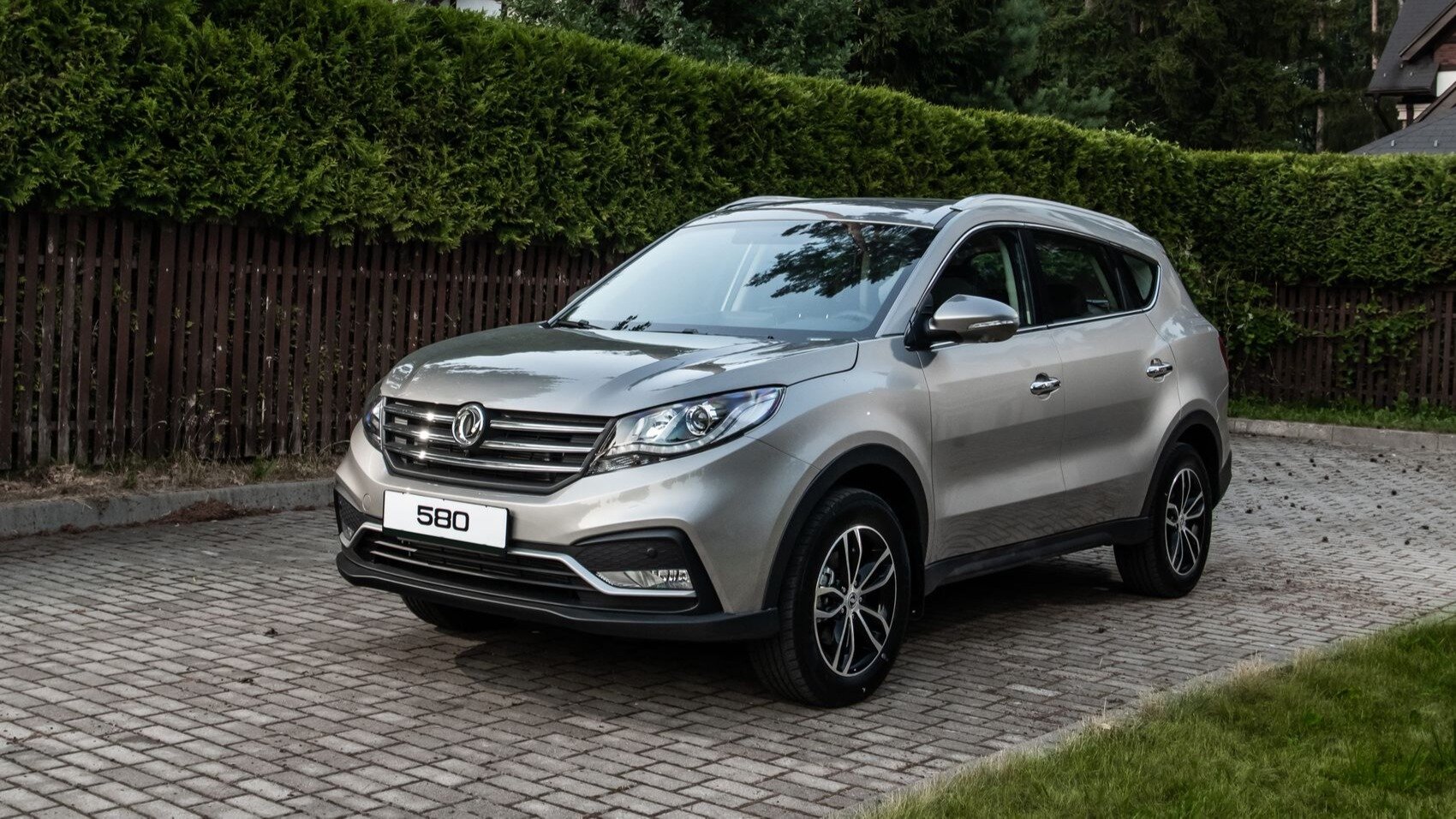 Семиместный кроссовер Dongfeng 580 поступил в продажу в России по цене от 2,7 миллиона рублей