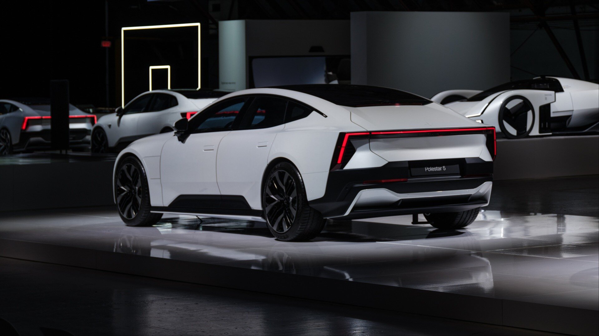 Компания Polestar показала серийный лифтбек 5 со сверхбыстрой зарядкой