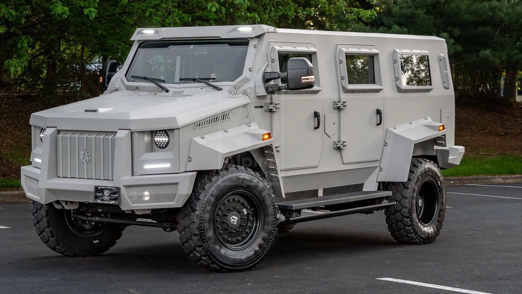 Пикап Ford F-600 превратили в роскошный броневик с салоном в стиле Mercedes-Maybach 