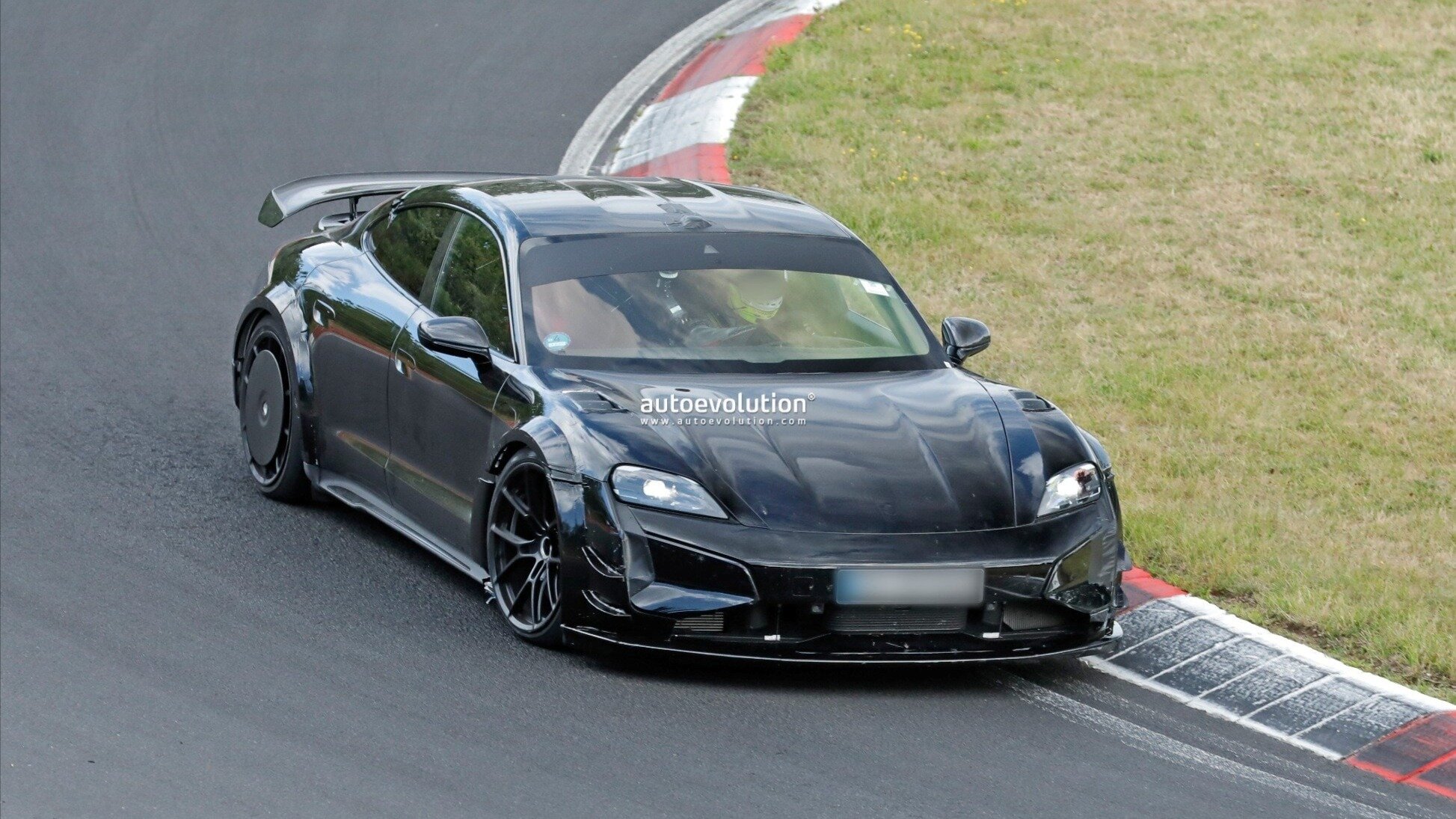 Появились фото самой хардкорной версии Porsche Taycan