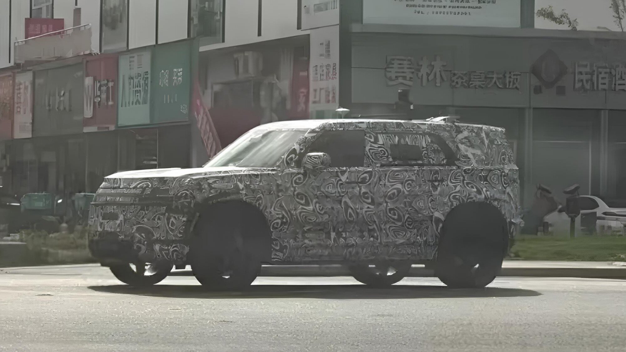 Возрождённый Land Rover Freelander вышел на тесты в Китае
