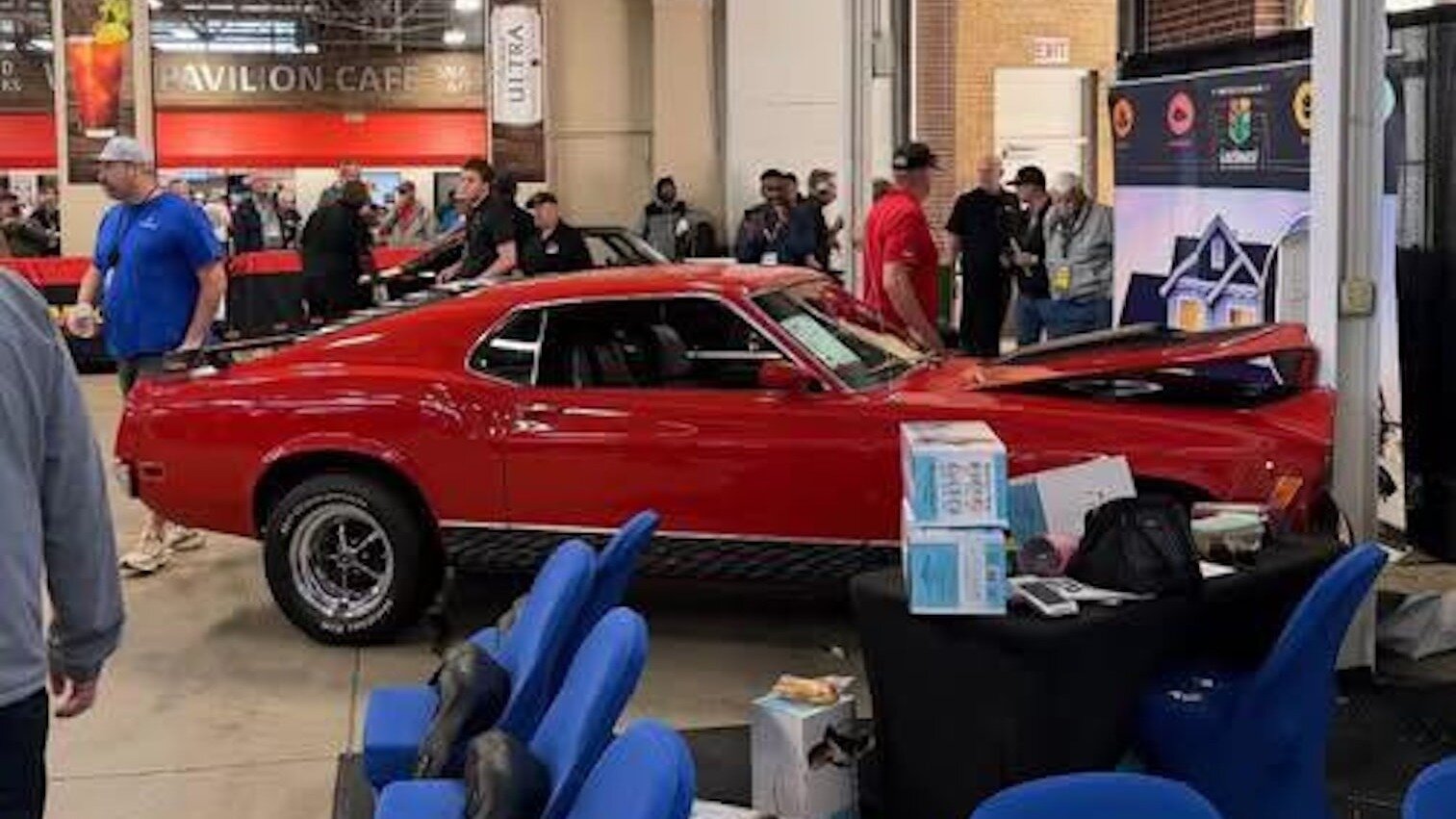 Винтажный Ford Mustang попал в странную аварию прямо на аукционе