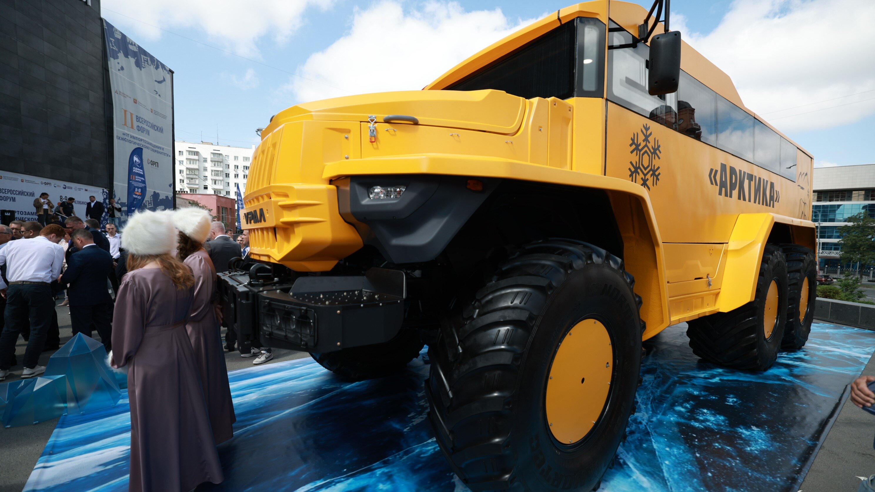 «Урал» представил гигантский автобус–вездеход «Арктика»
