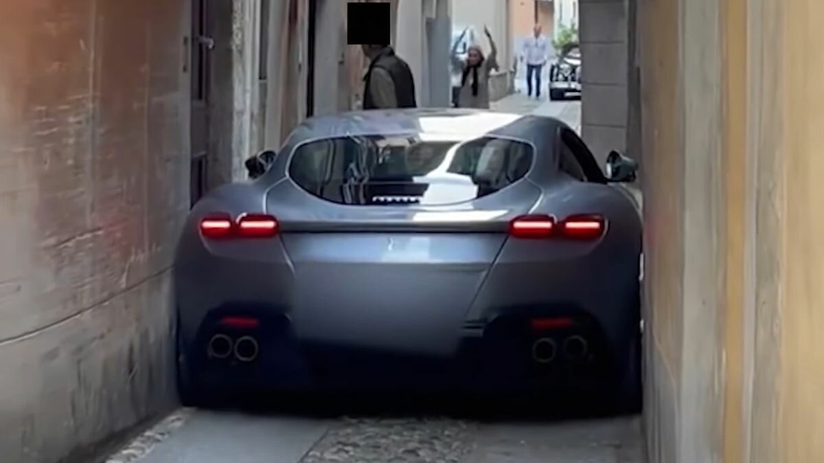 Видео: посмотрите, как Ferrari Roma застряла на тесной улице в Италии