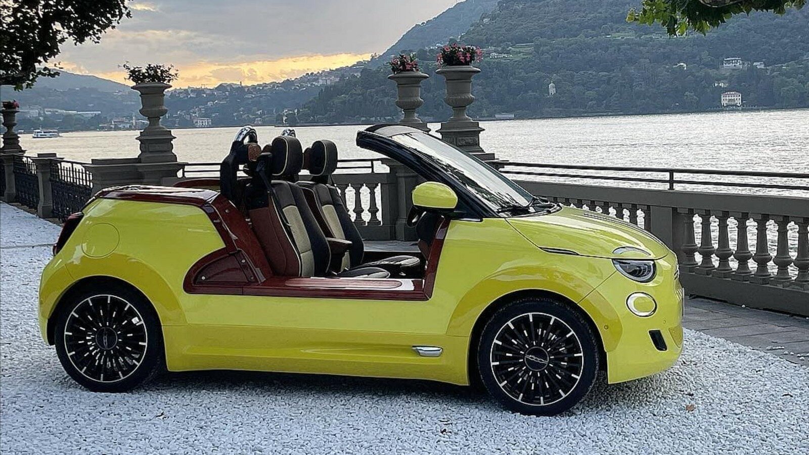 Fiat 500e превратили в пляжный пикап без крыши и дверей