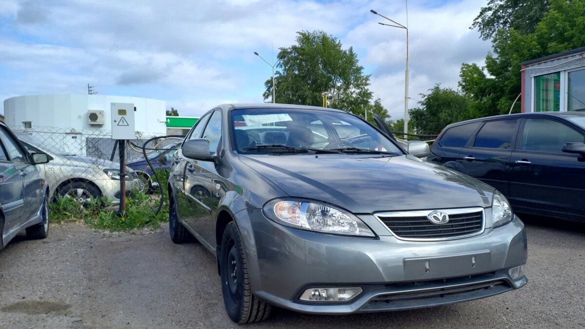На Авто.ру продают новый Daewoo Gentra, простоявший в автосалоне семь лет