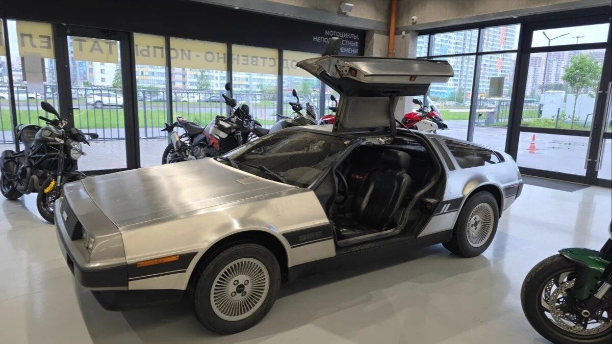 В России в продаже появился культовый DeLorean DMC-12