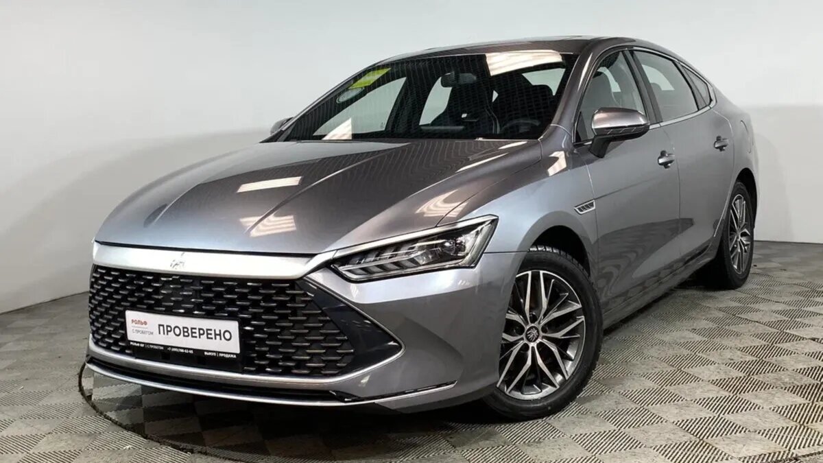 Гибридный седан BYD Qin с поворотным дисплеем привезли в Россию по параллельному импорту 