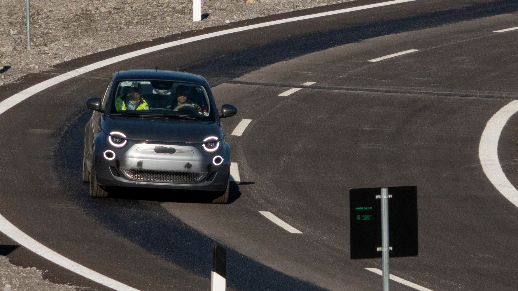 Fiat научил электрокары заряжаться от дороги во время движения