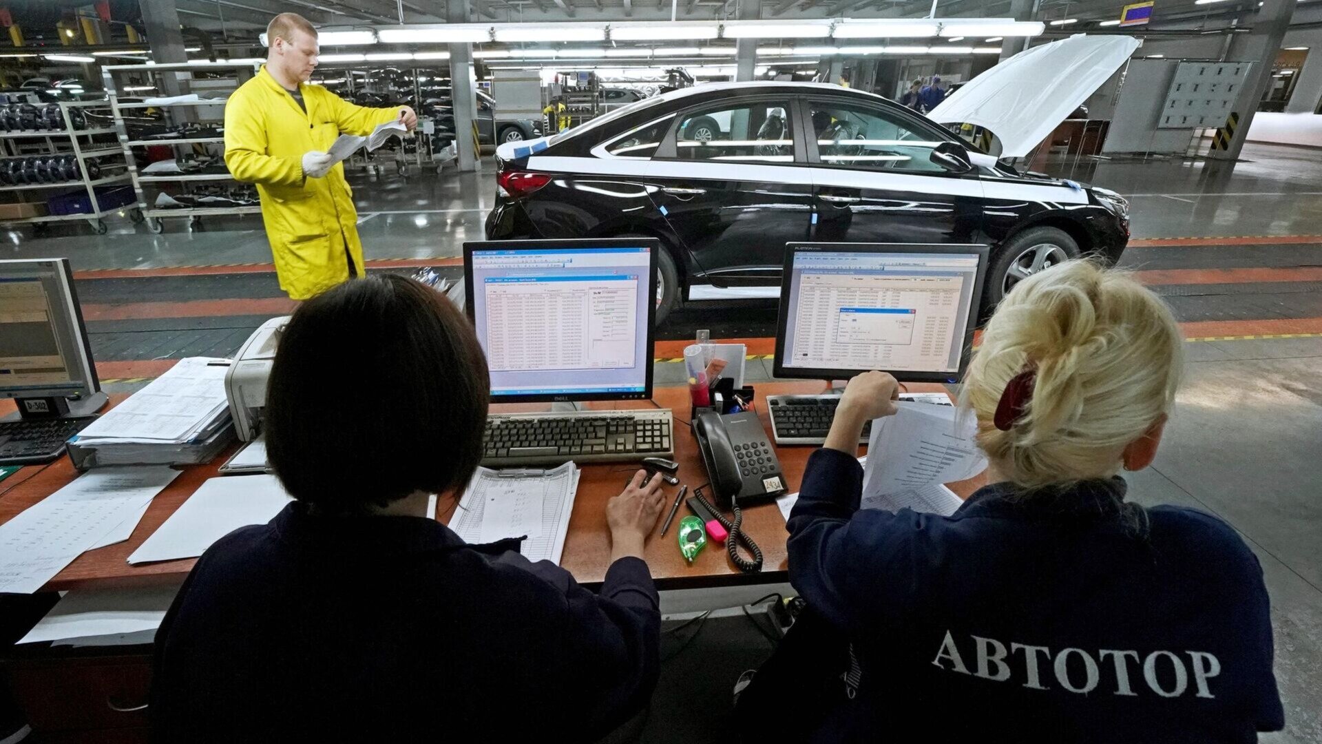 «Автотор» предложил сотрудникам заняться сбором урожая или строительством ЖК