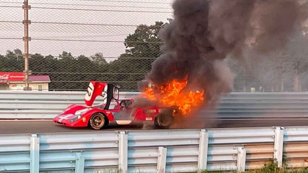 Винтажный спортпрототип Ferrari 512 M загорелся на гоночном треке