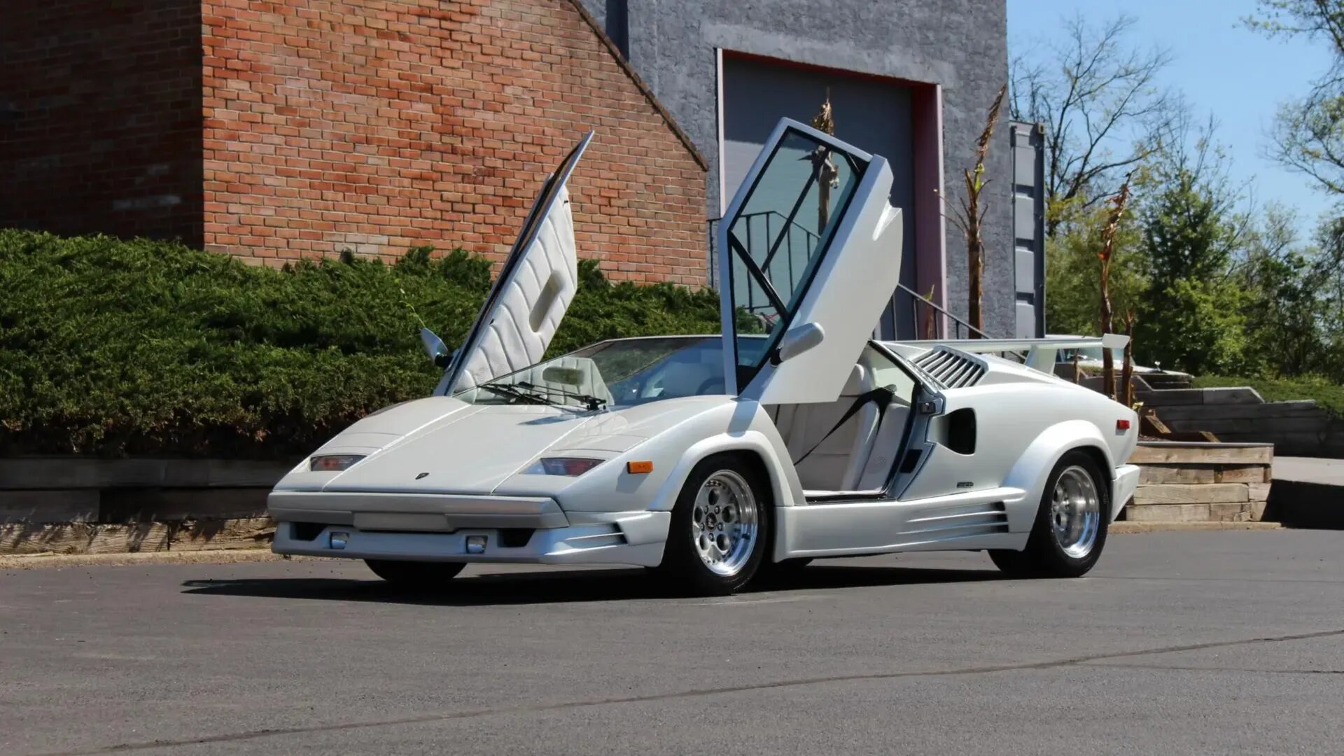 На торги выставлен поздний Lamborghini Countach в отличном состоянии, за него уже дают 650 тысяч долларов