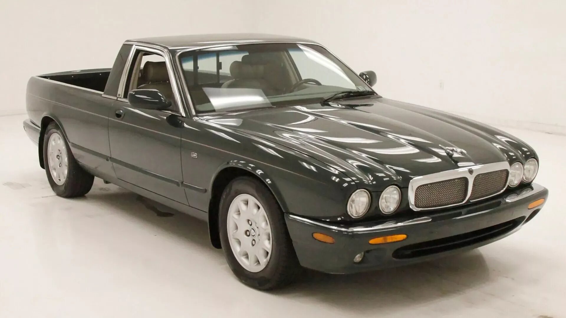 На продажу выставили уникальный Jaguar XJ8 в кузове пикап