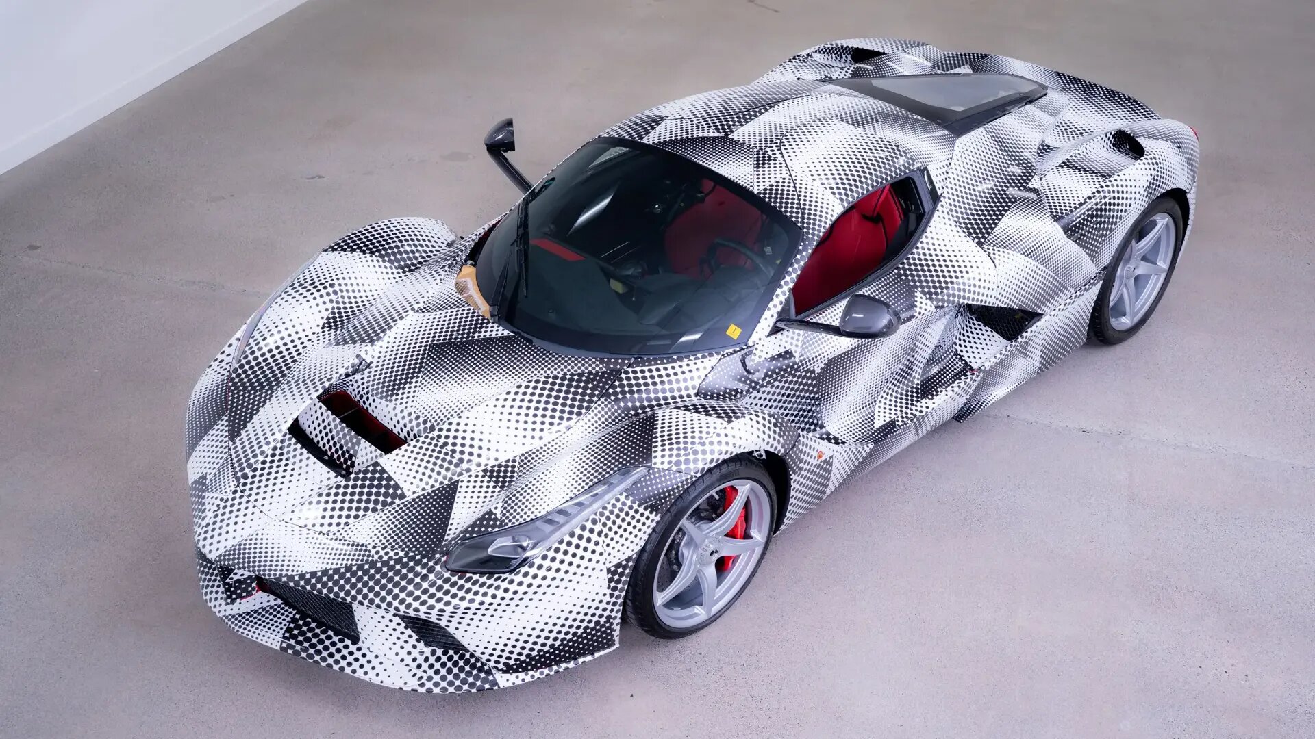 За Ferrari, на которой нельзя ездить по дорогам, заплатили 2,4 миллиона долларов