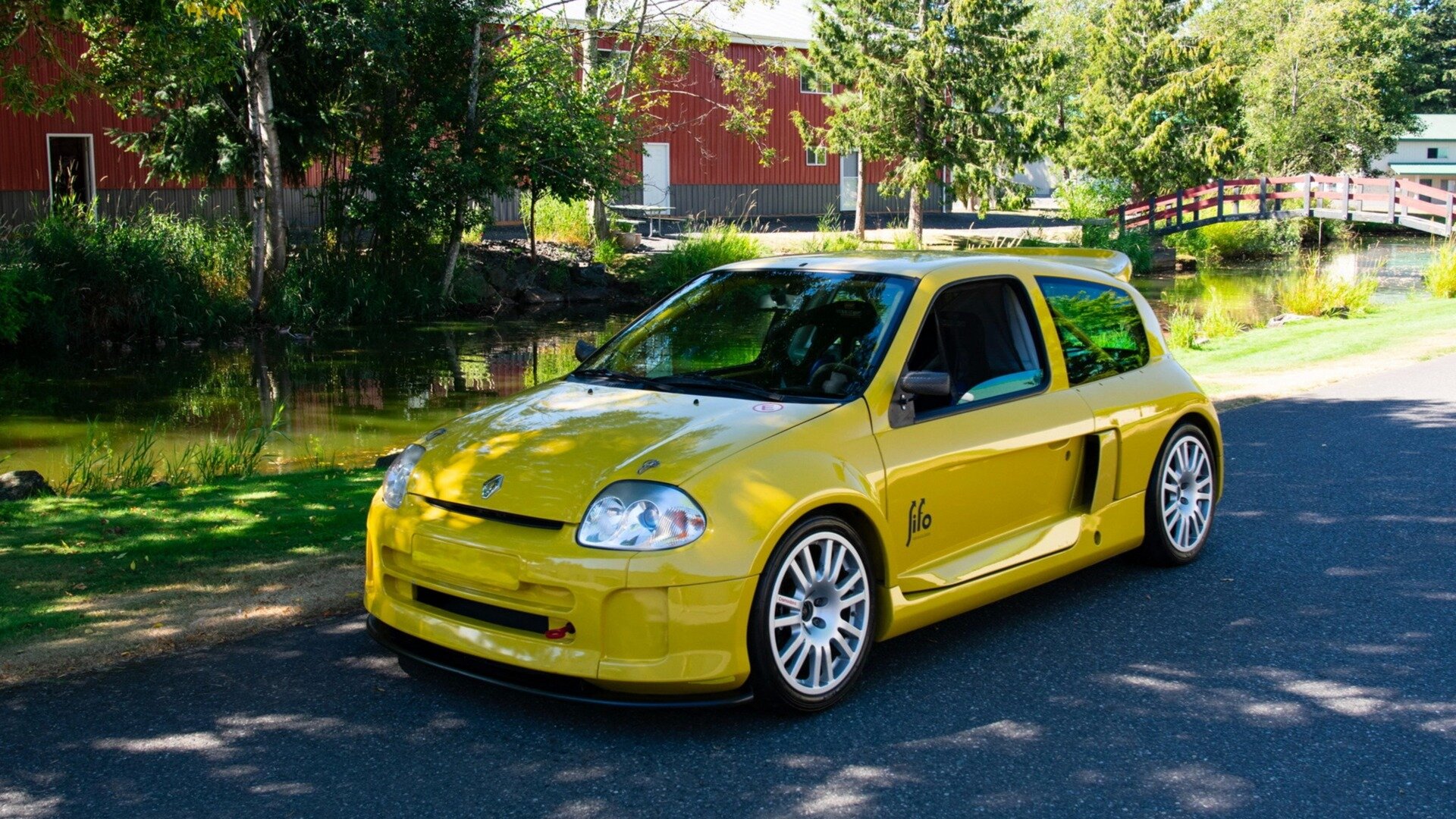 Один из 159 выпущенных Renault Clio V6 Trophy продан за 4,5 миллиона рублей