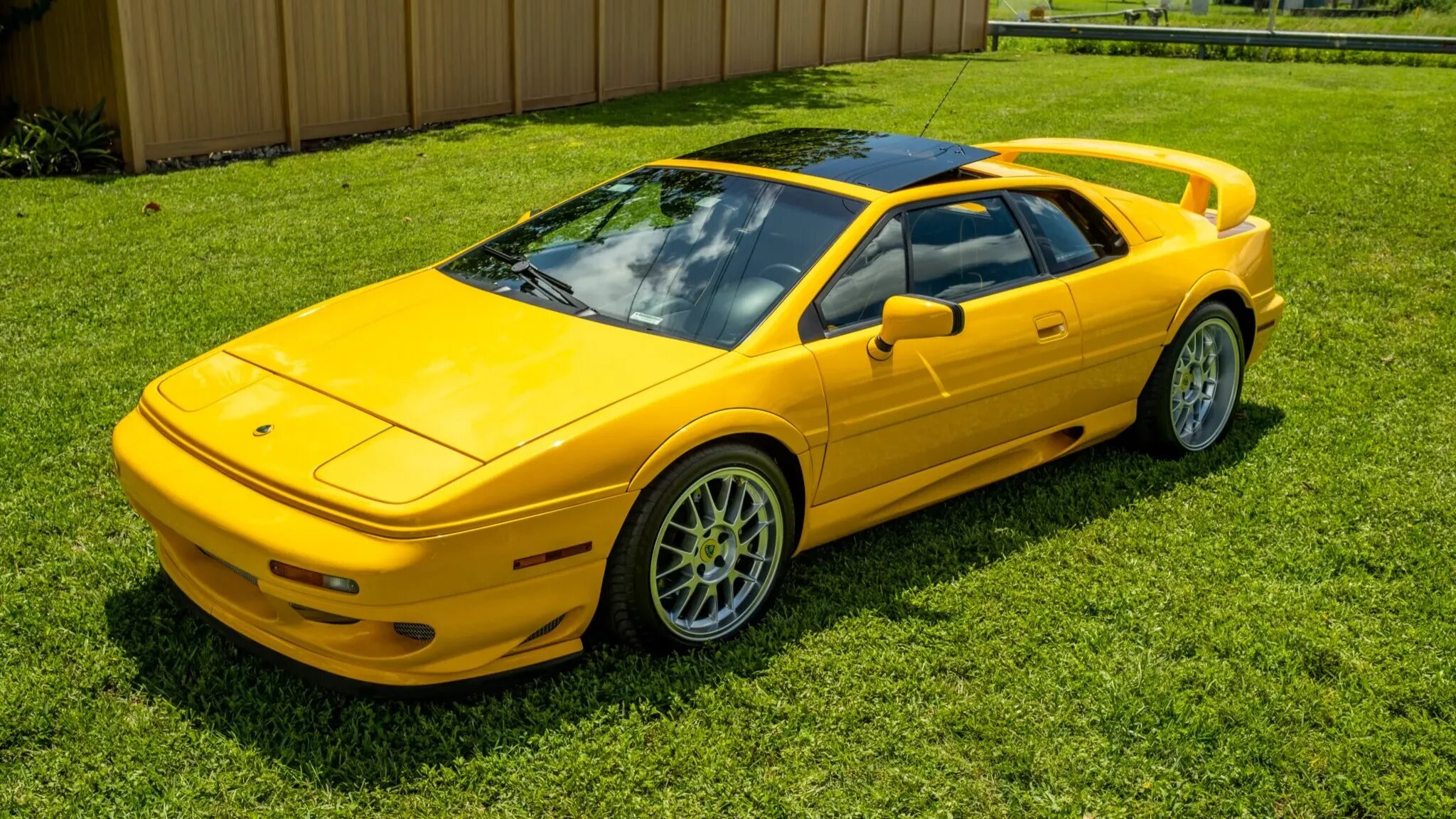 Редкий Лотус 2003 года продали по цене двух новых спорткаров Lotus 