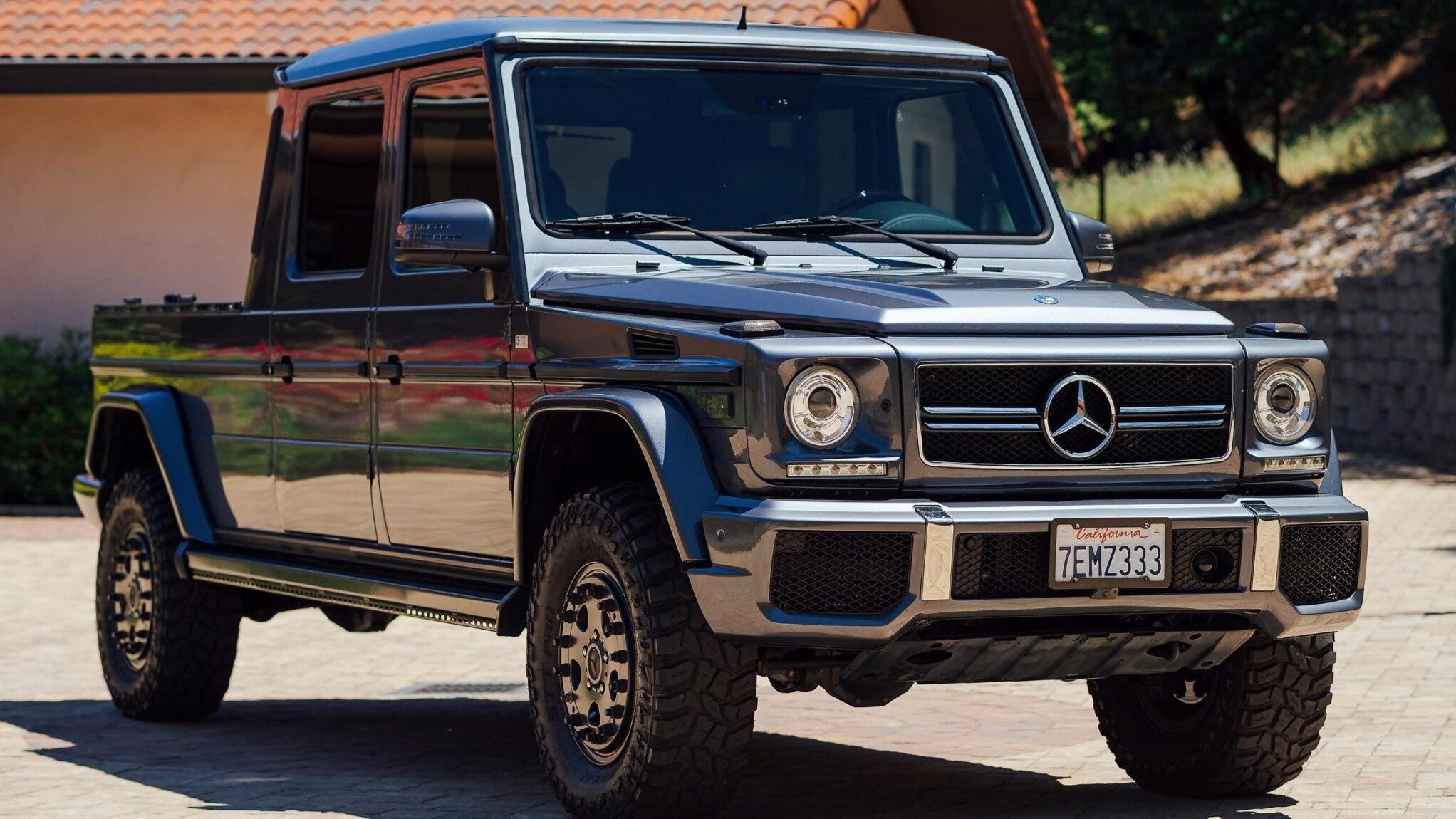 Это — уникальный пикап на базе Mercedes-Benz G-класса. Его продают