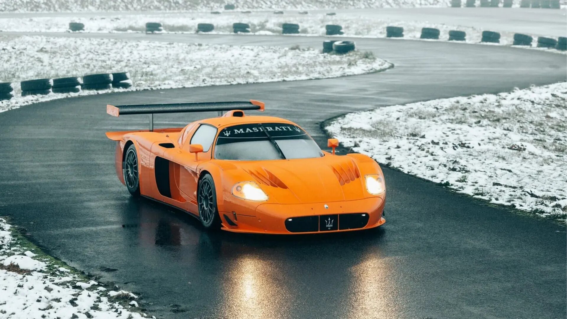 Один из 12 существующих суперкаров Maserati MC12 Versione Corsa пустят с молотка