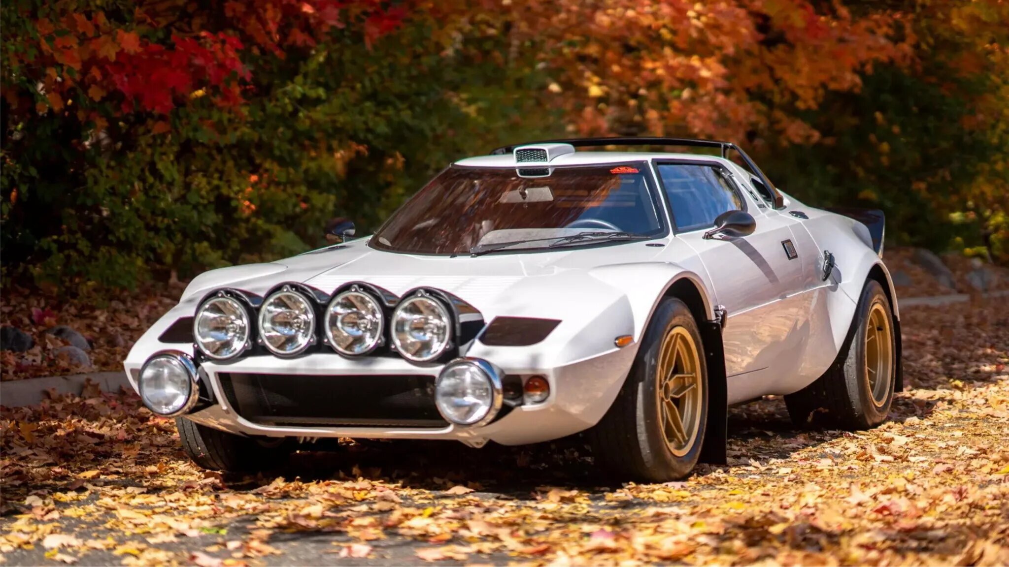 Точную копию культового спорткара Lancia Stratos выставили на аукцион