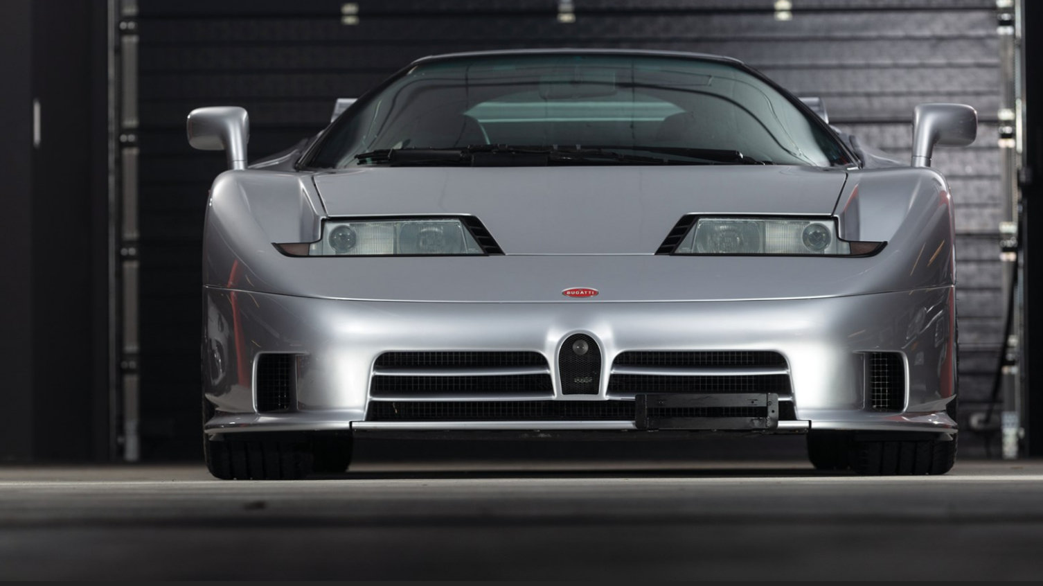 На продажу выставлен редчайший суперкар Bugatti EB110 SS со смешным пробегом