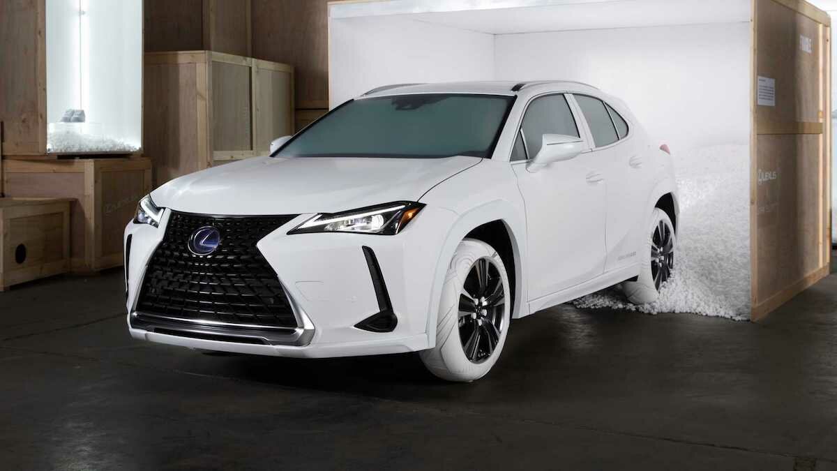Lexus «обул» кроссовер UX в кроссовки Nike
