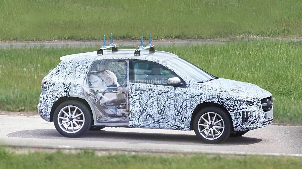Новый Mercedes-Benz GLA отправился на тесты без дверей