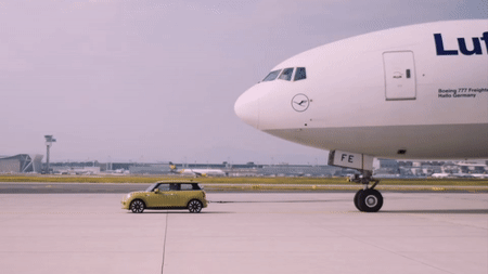 Электрический MINI отбуксировал 150-тонный самолёт