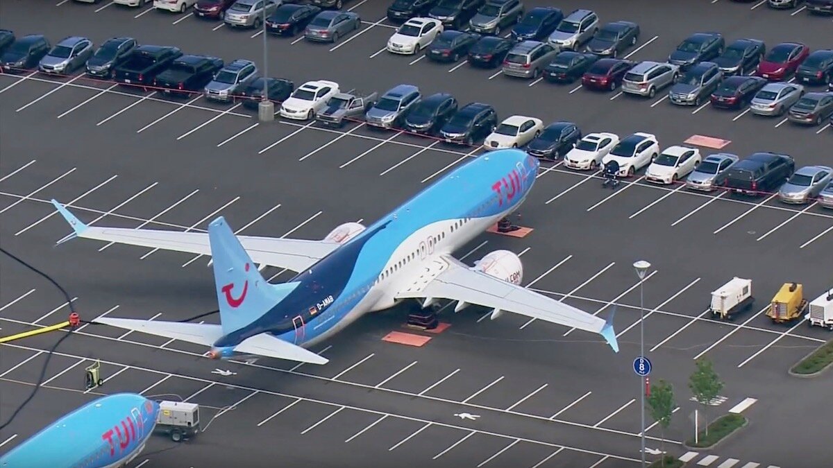 Самолёты Boeing, которым нельзя летать, поставили на парковку для машин