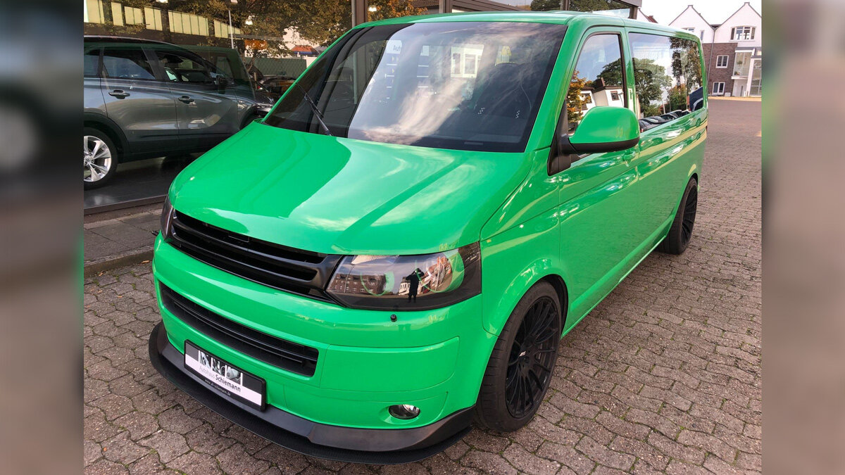 На продажу выставили VW Transporter с мотором от Porsche 911 и рулём посередине