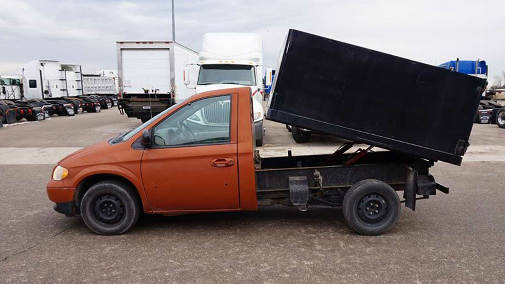 Минивэн Dodge Caravan превратили в самосвал и выставили на продажу