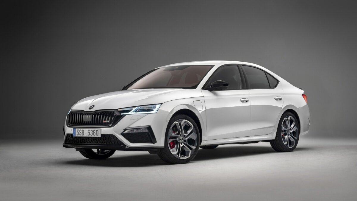 Skoda Octavia RS превратилась в гибрид и стала... медленнее