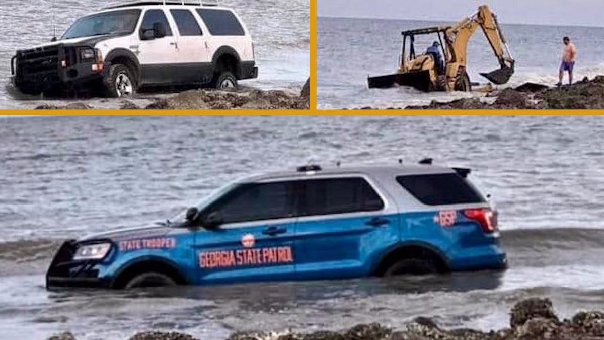 В США утопили два внедорожника и трактор, пытаясь достать из воды полицейскую машину