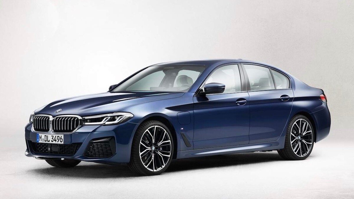 Обновлённую BMW 5 серии раскрыли до премьеры. Она похожа на «трёшку»