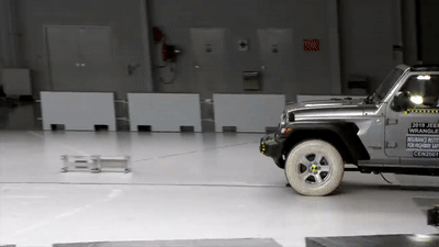 Последний Jeep Wrangler дважды опрокинулся во время краш-теста