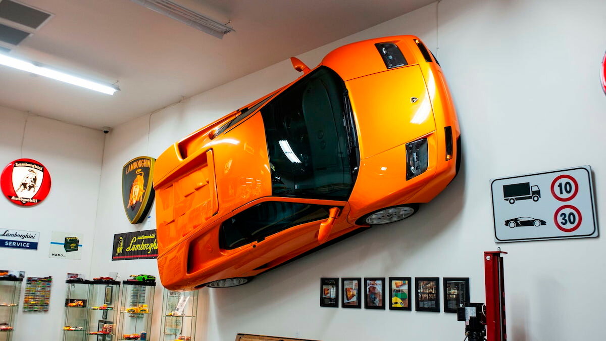 Уникальный настенный Lamborghini Diablo выставили на продажу
