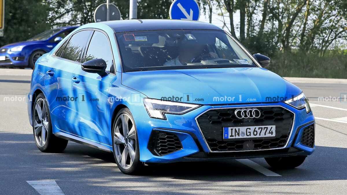 Седан Audi S3 попался шпионам без камуфляжа