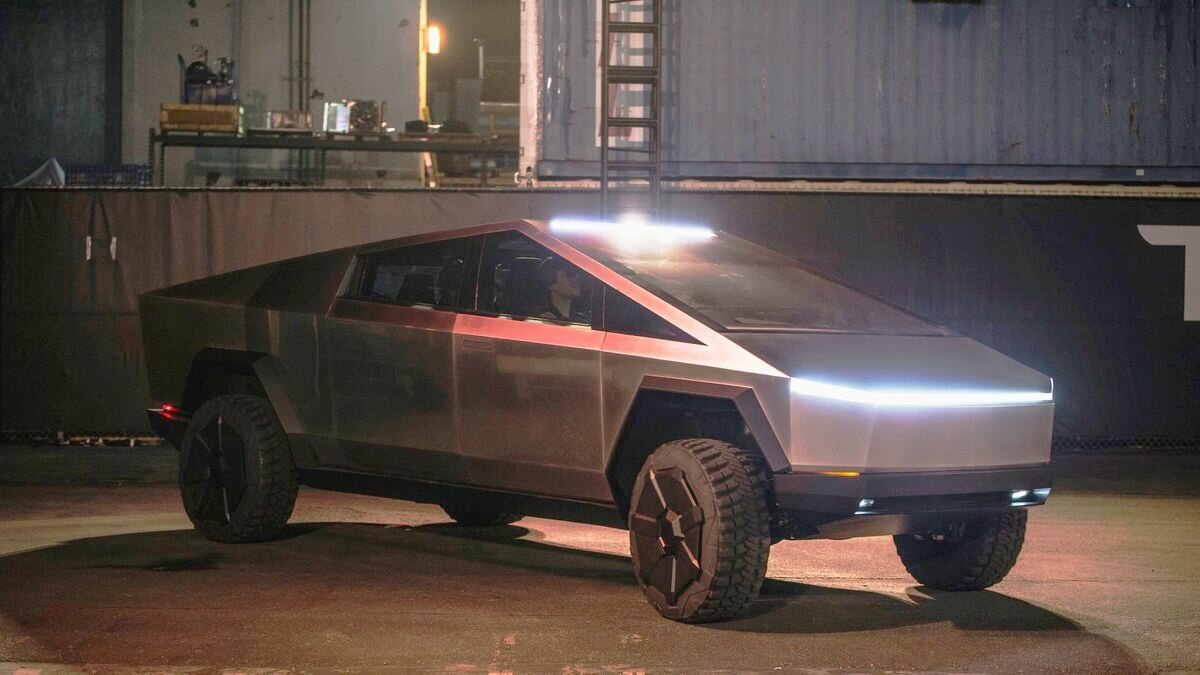 Будущих владельцев Tesla Cybertruck попросили не поджигать их из огнемёта