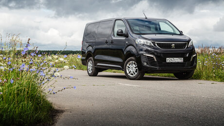Black Bus Travels. Все плюсы и минусы огромного Peugeot Traveller
