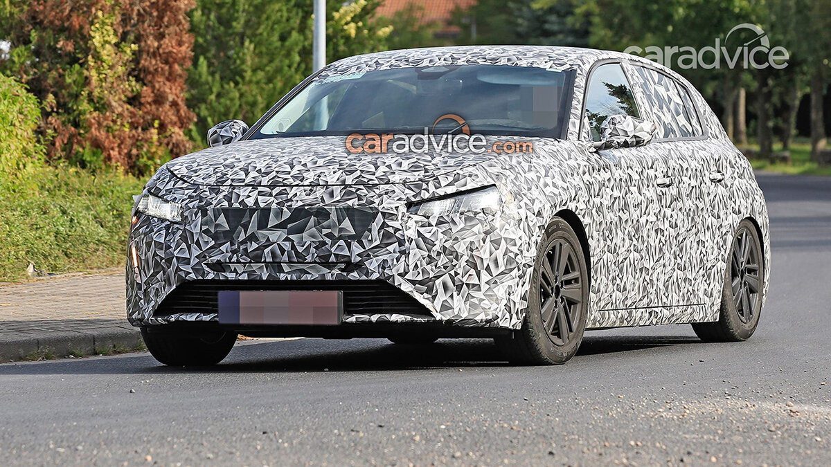 Электромотор и новая эмблема: появились фото нового Peugeot 308