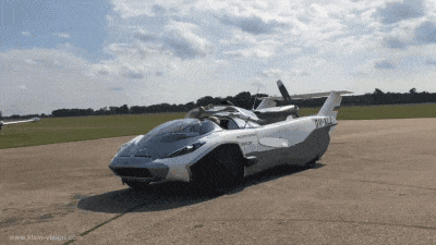 Посмотрите, как летающий автомобиль AirCar разложил крылья и поднялся в воздух
