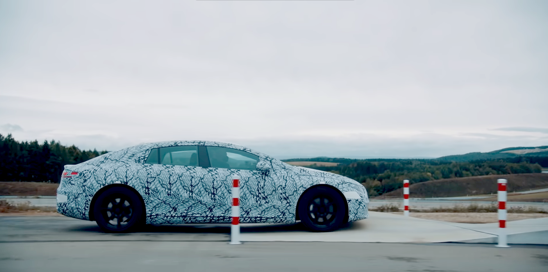Mercedes-Benz показал видео с электромобилями EQA и EQS на испытательном полигоне