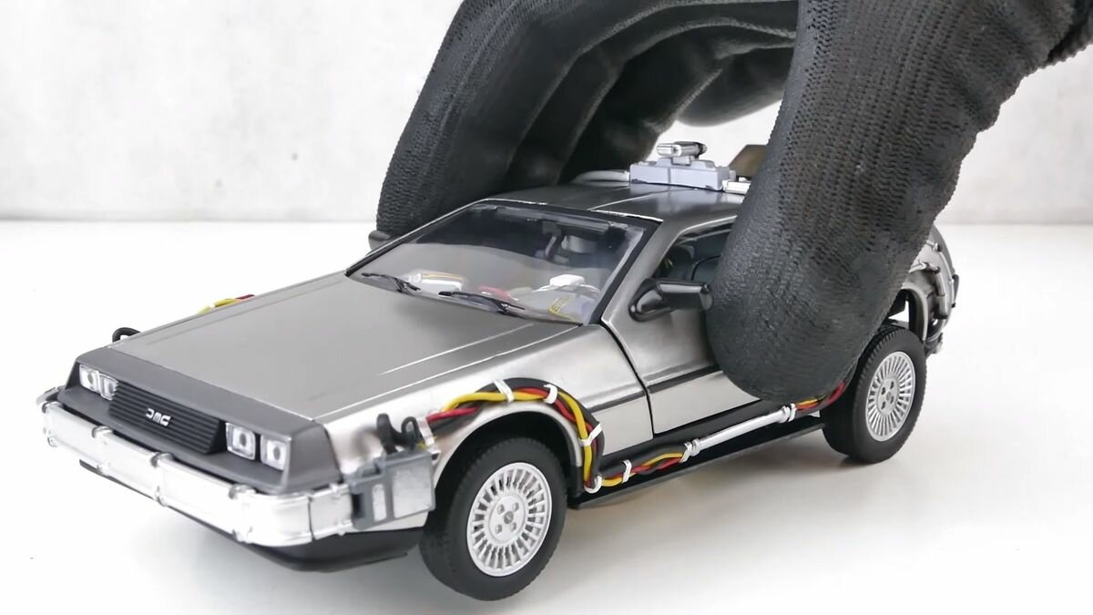 Посмотрите на невероятно скрупулёзное восстановление игрушечного DeLorean