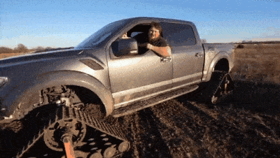 Посмотрите, как Ford F-150 Raptor на гусеницах ездит по городу