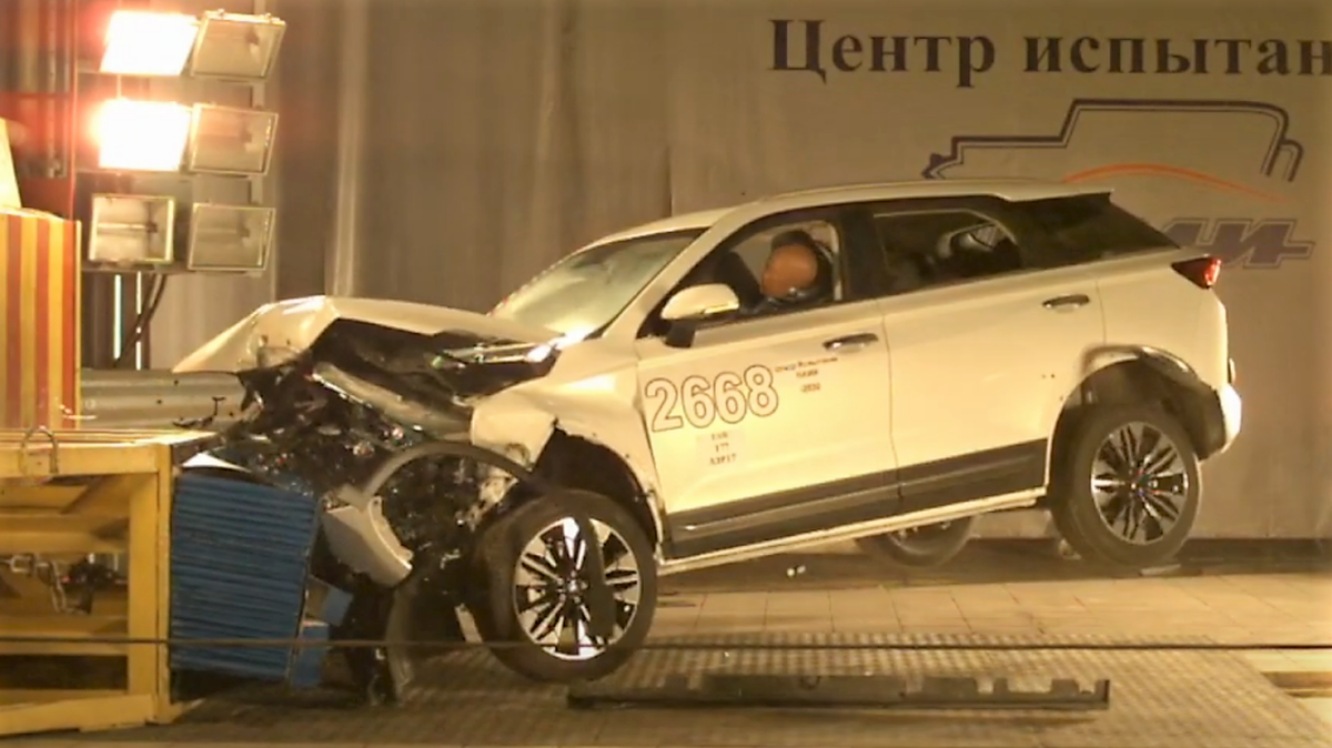 Подпрыгнул, но не рассыпался: видео краш-теста китайского кроссовера FAW T77
