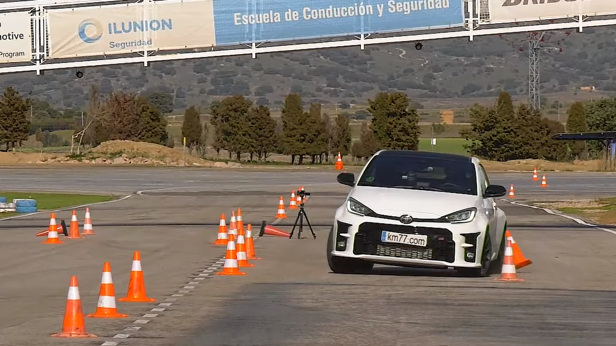 Хот-хэтч Toyota GR Yaris справился с «лосиным тестом» лучше Audi A3 и Porsche Taycan. Видео