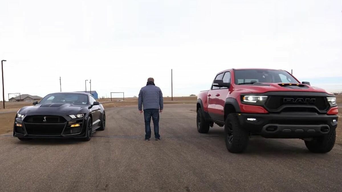 Мощнейший пикап планеты против быстрейшего Mustang: кто кого?