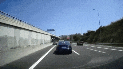 Автопилот или водитель: в Сети разгадывают тайну видео с Tesla